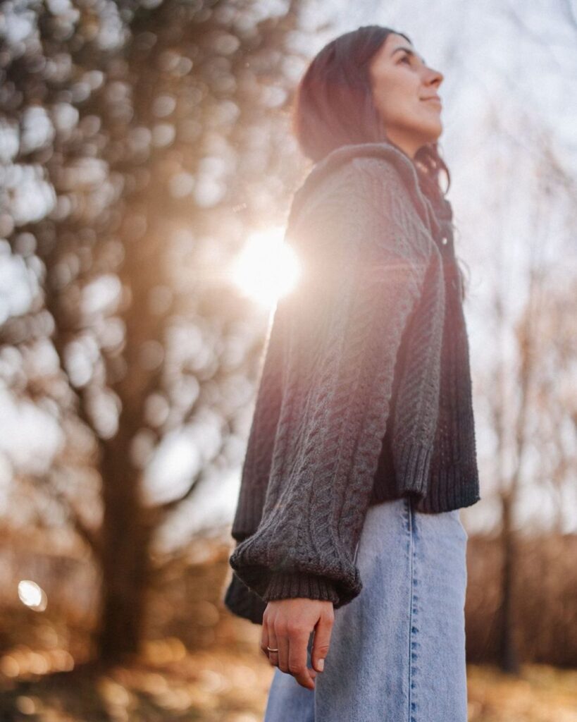 Lisa Schuler im Gegenlicht der Sonne in der Natur