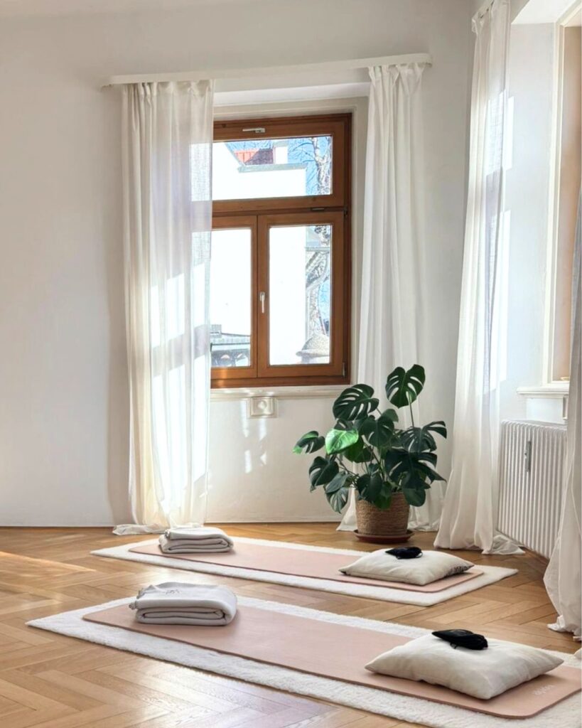 Heller Meditationsraum mit Kissen am Fenster im SoulStudio
