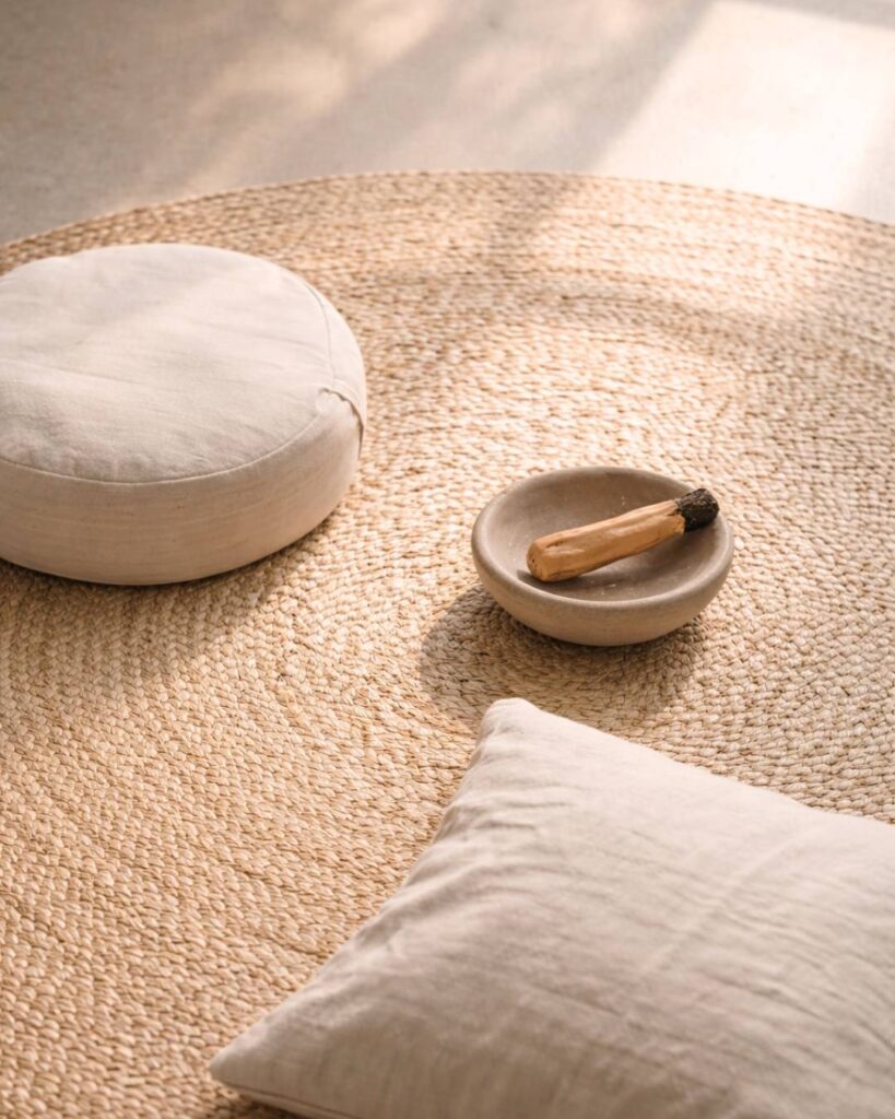 Meditationskissen auf natürlichem Teppich im SoulStudio