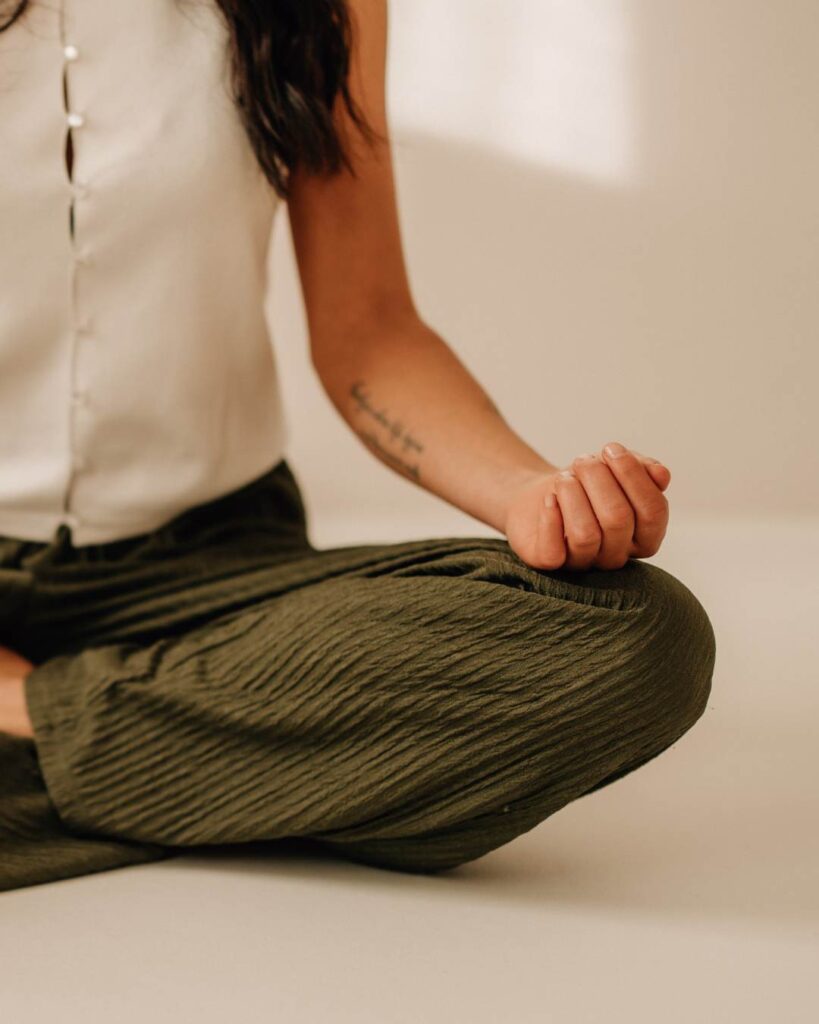 Lisa Schuler im Schneidersitz auf einer Matte