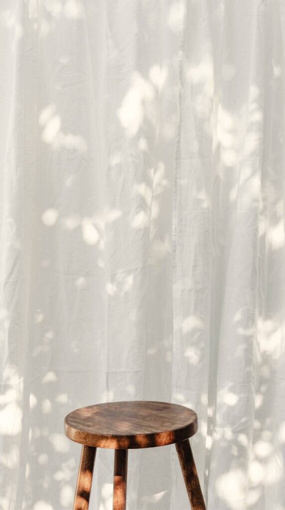 Licht- und Schattenspiel auf transparentem Vorhang