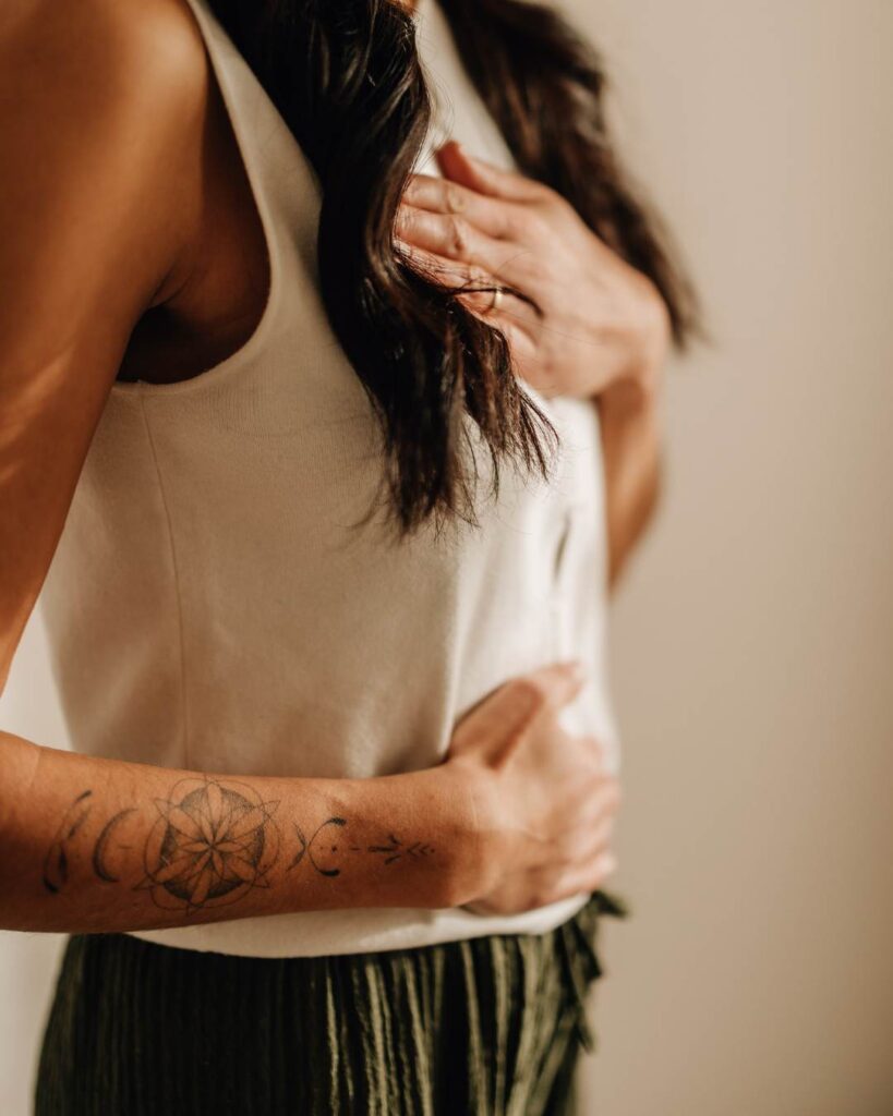 Nahaufnahme: Hand auf dem Brustkorb beim Atmen