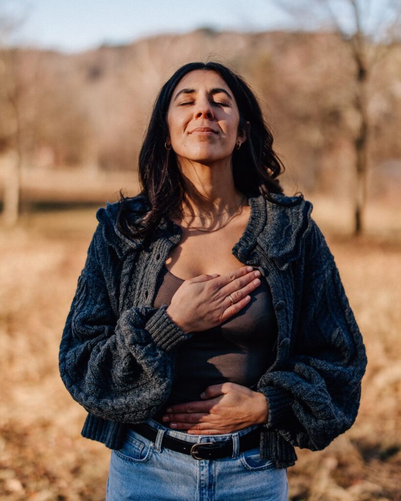Lisa Schuler mit geschlossenen Augen, Hand auf dem Herzen